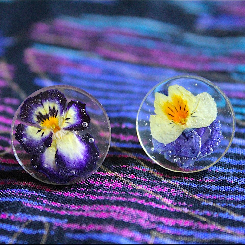 ⚡️ Handmade Dried Flower Resin Studs
